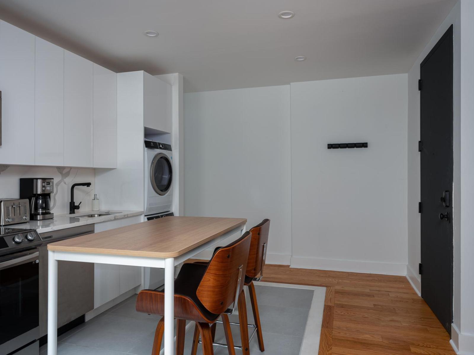 Three Bedroom Brooklynite Suite! Нью-Йорк Экстерьер фото