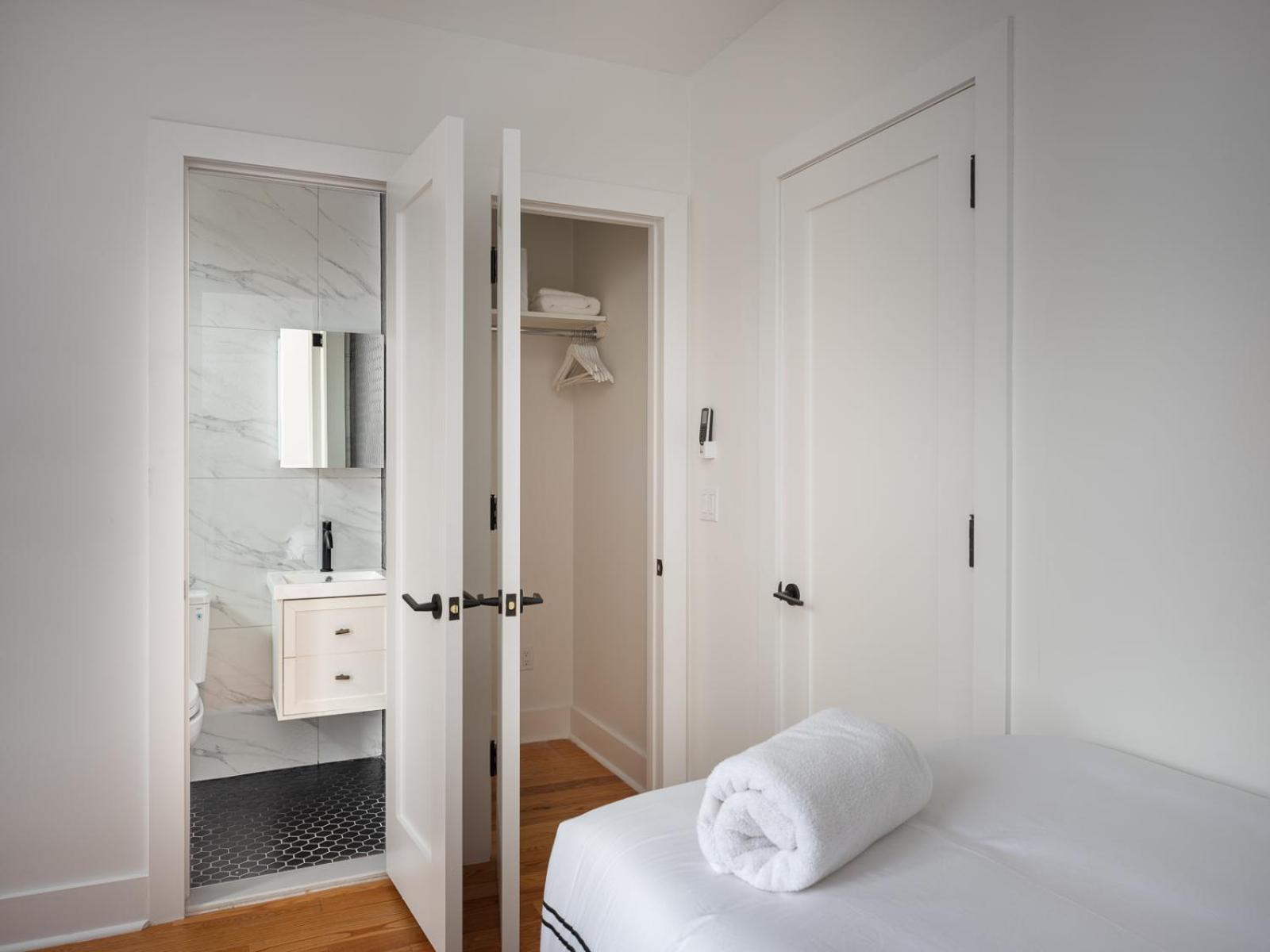 Three Bedroom Brooklynite Suite! Нью-Йорк Экстерьер фото